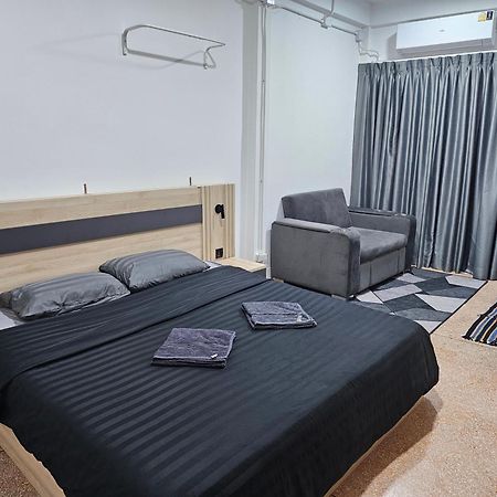 Urban Jungle Hostel Банкок Екстериор снимка