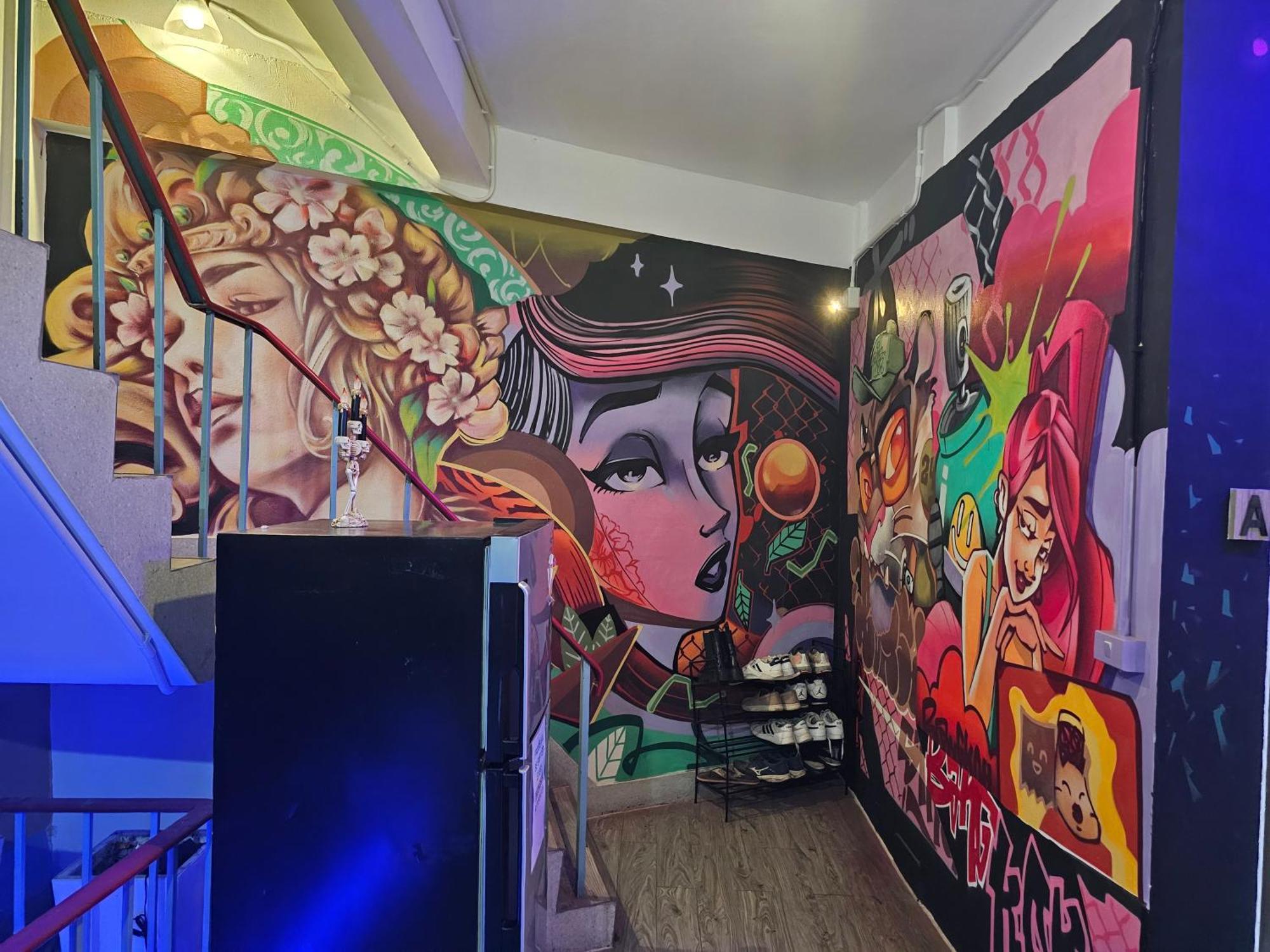 Urban Jungle Hostel Банкок Екстериор снимка