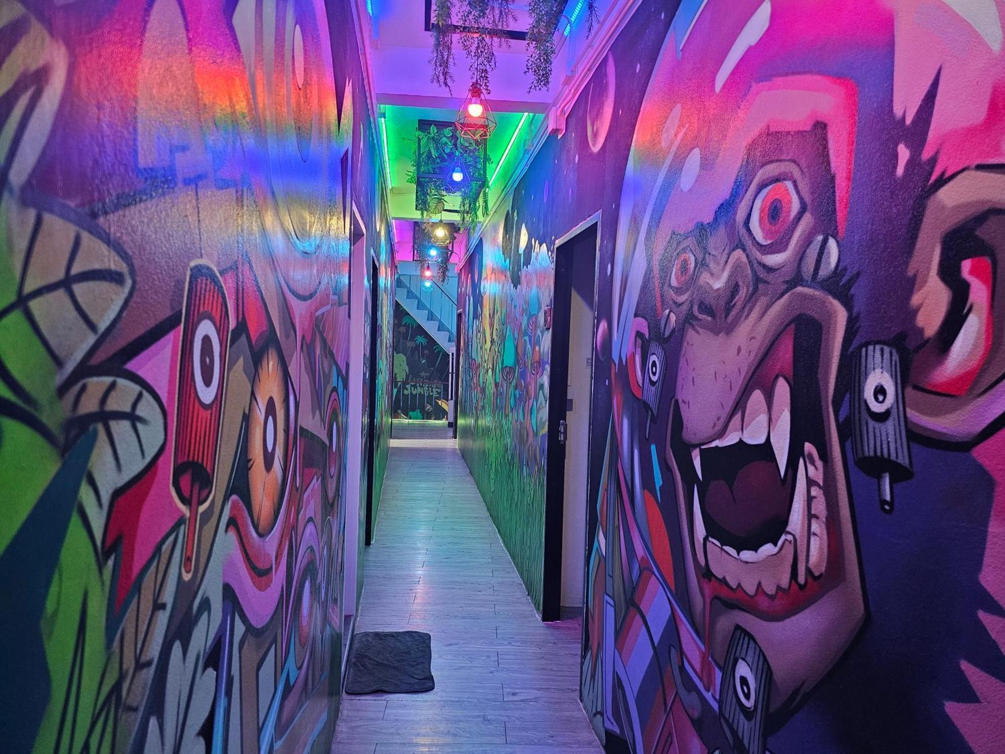 Urban Jungle Hostel Банкок Екстериор снимка