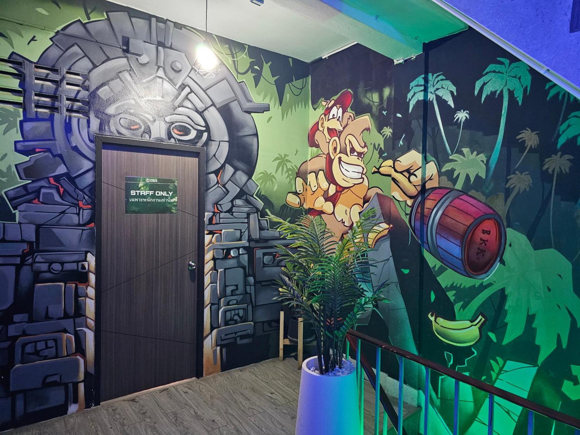 Urban Jungle Hostel Банкок Екстериор снимка