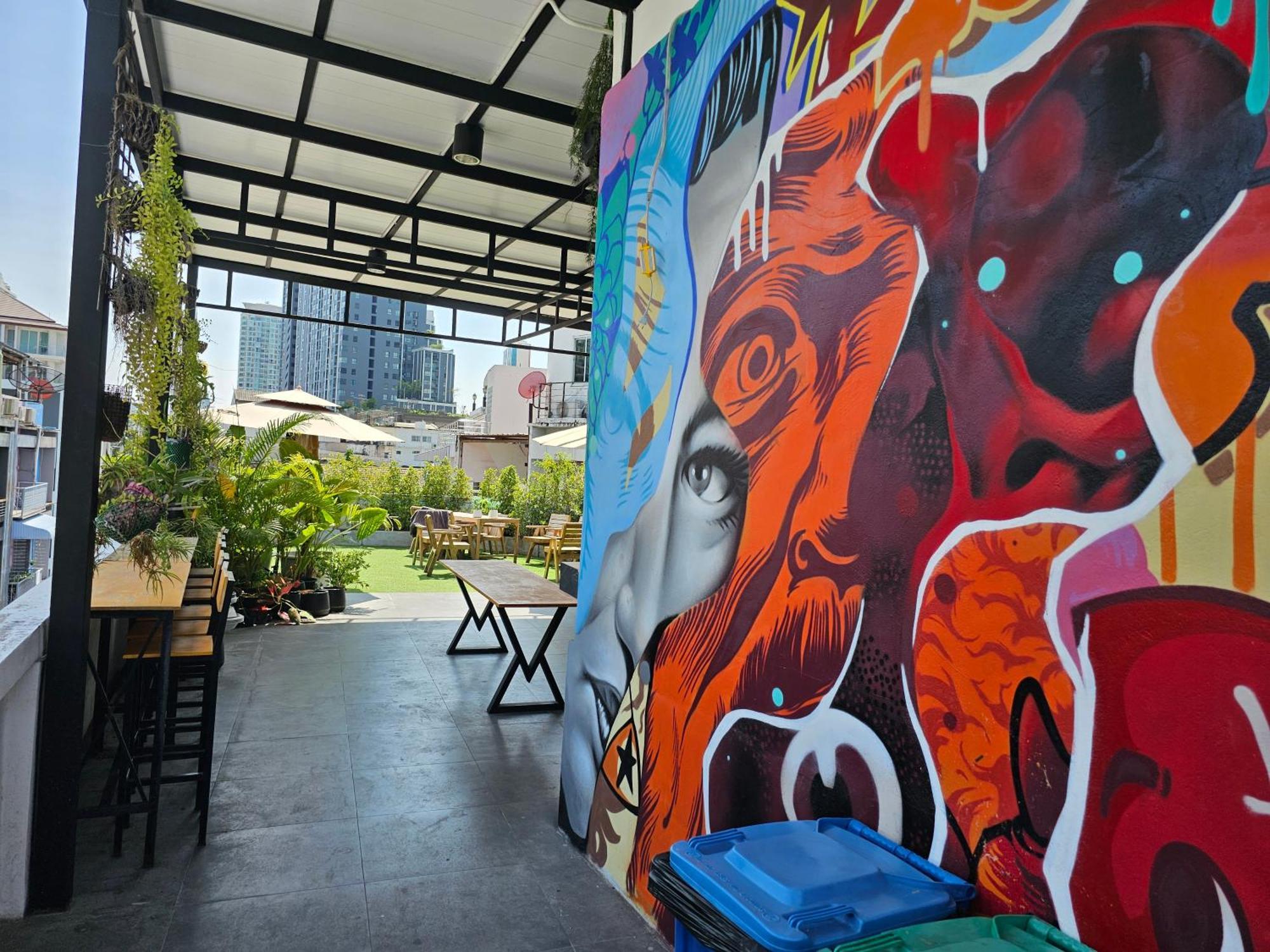 Urban Jungle Hostel Банкок Екстериор снимка