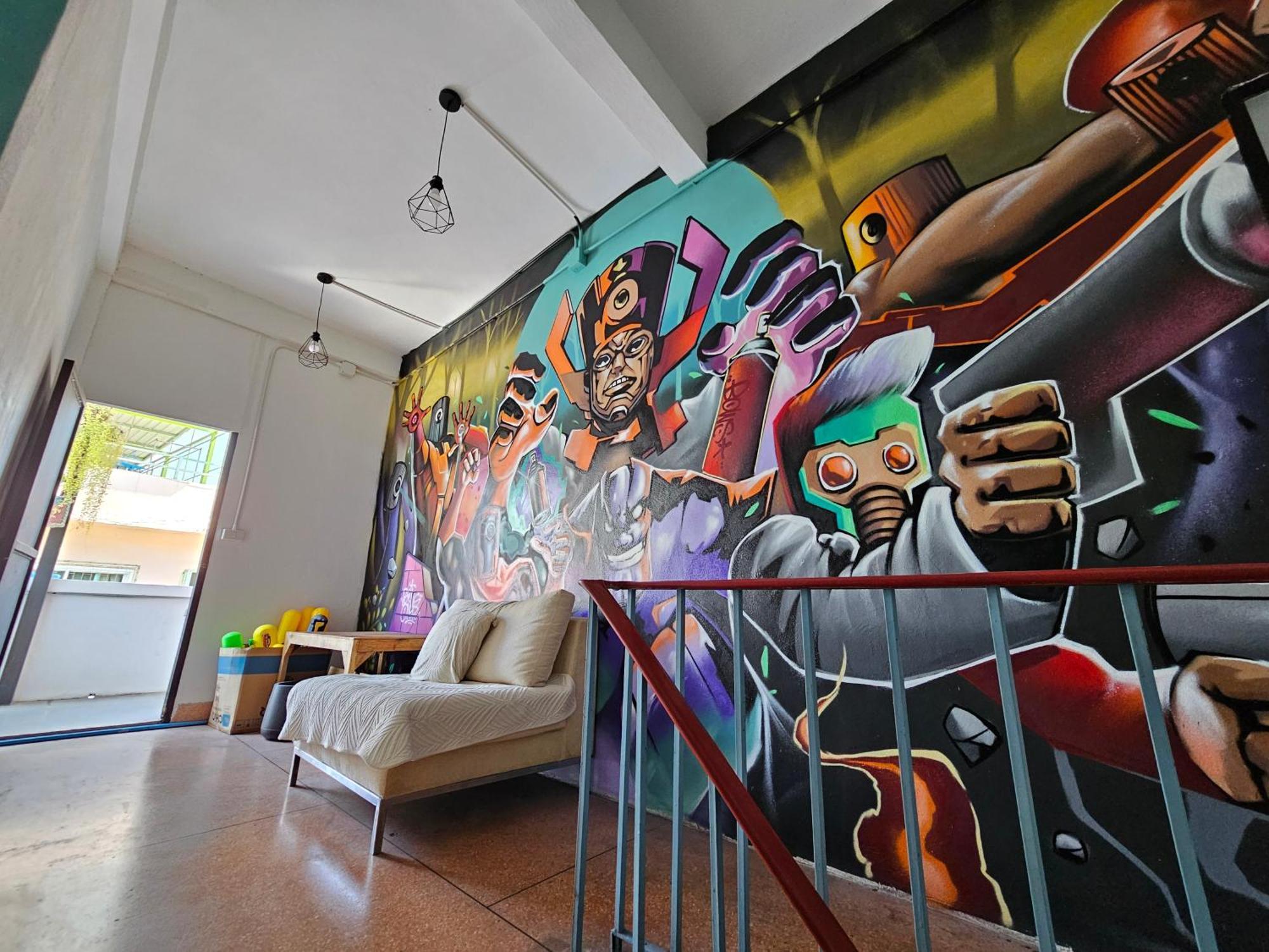 Urban Jungle Hostel Банкок Екстериор снимка