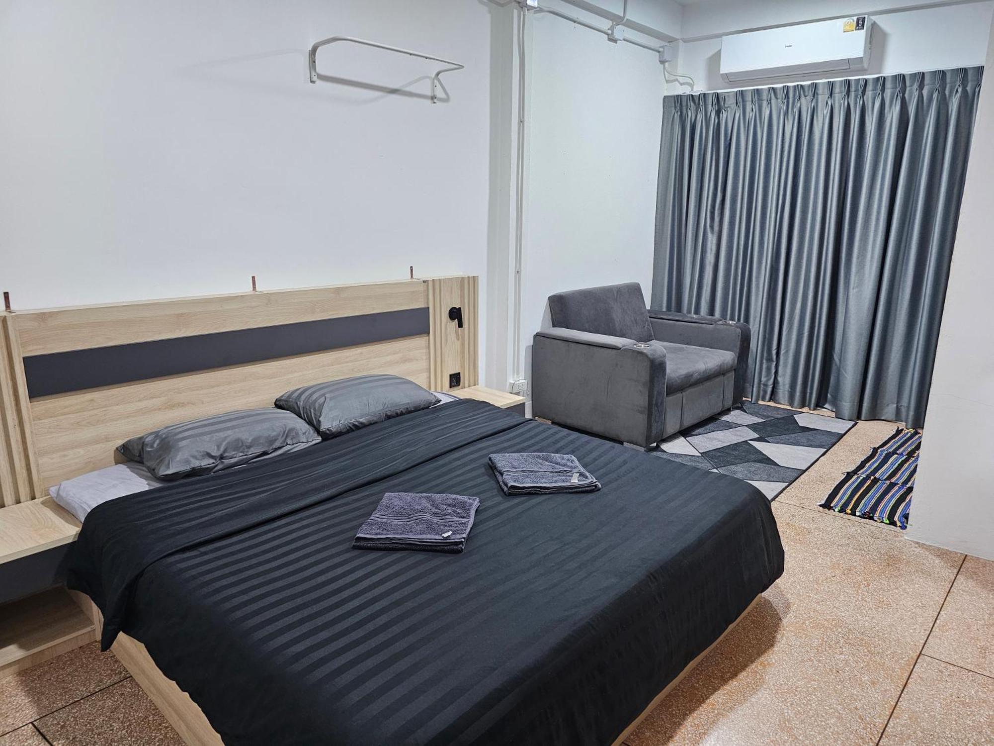 Urban Jungle Hostel Банкок Екстериор снимка