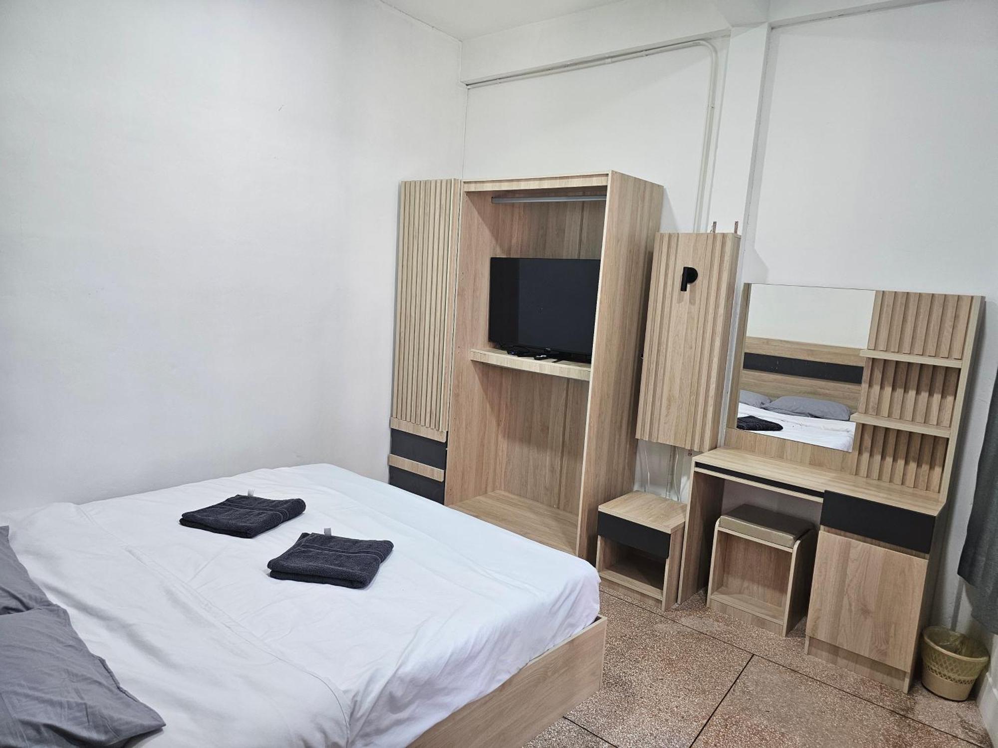 Urban Jungle Hostel Банкок Екстериор снимка