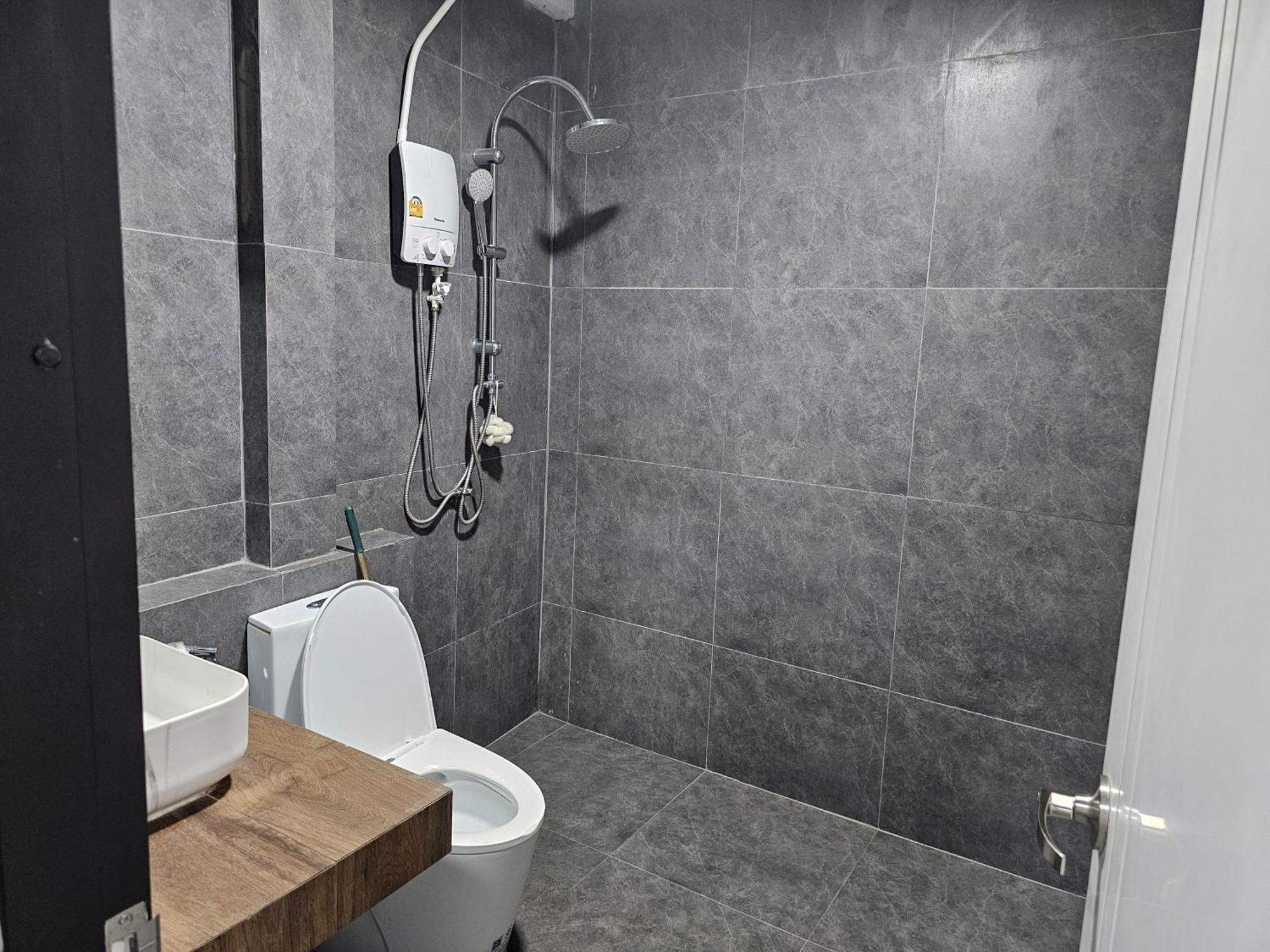 Urban Jungle Hostel Банкок Екстериор снимка